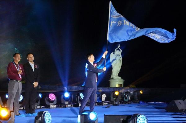 東莞塘廈三正半山溫泉酒店總經(jīng)理盛小超接過承辦會旗